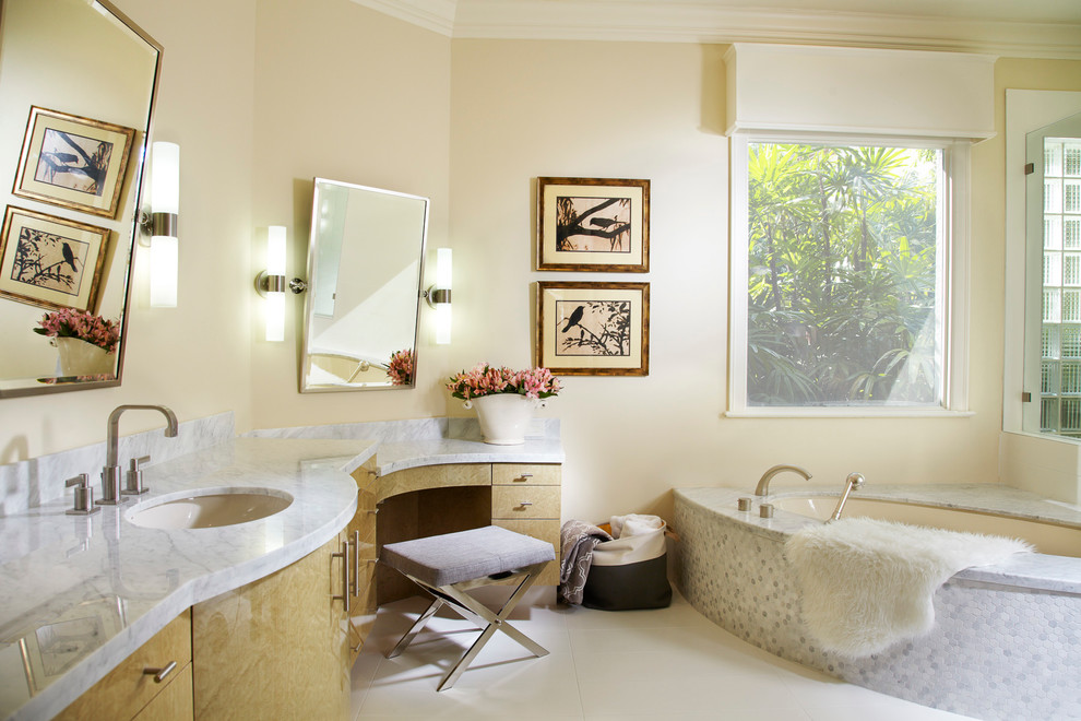 Bild på ett stort funkis en-suite badrum, med släta luckor, skåp i ljust trä, ett undermonterat badkar, vit kakel, mosaik, beige väggar, klinkergolv i porslin, ett undermonterad handfat och marmorbänkskiva