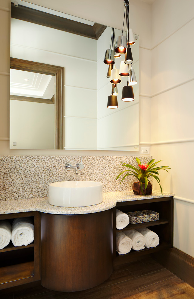 マイアミにあるトロピカルスタイルのおしゃれな浴室 (ベッセル式洗面器、オープンシェルフ、濃色木目調キャビネット) の写真