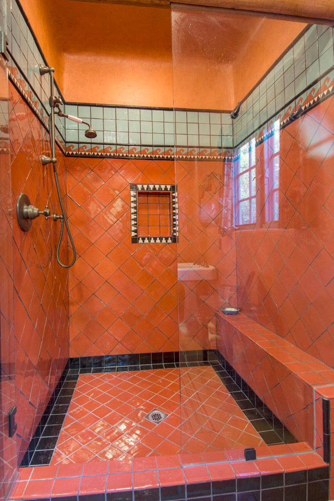 ロサンゼルスにある地中海スタイルのおしゃれな浴室の写真