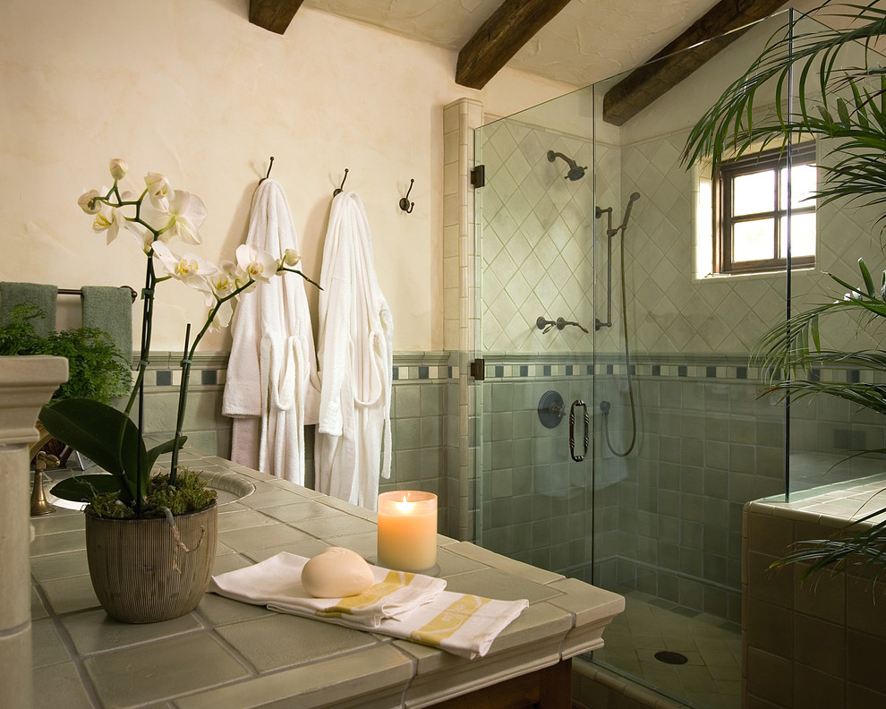 サンタバーバラにあるサンタフェスタイルのおしゃれな浴室の写真