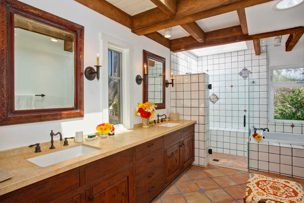 サンディエゴにある地中海スタイルのおしゃれな浴室の写真