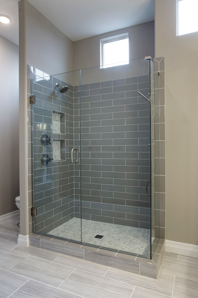 Idee per una grande stanza da bagno padronale minimal con doccia ad angolo, piastrelle grigie, piastrelle diamantate, pareti beige e pavimento in gres porcellanato