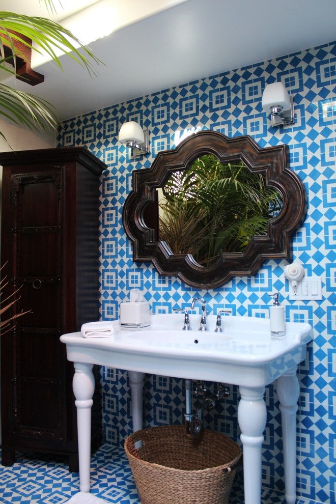 На фото: ванная комната в стиле фьюжн с разноцветной плиткой, цементной плиткой, разноцветными стенами, полом из цементной плитки, раковиной с пьедесталом и разноцветным полом с