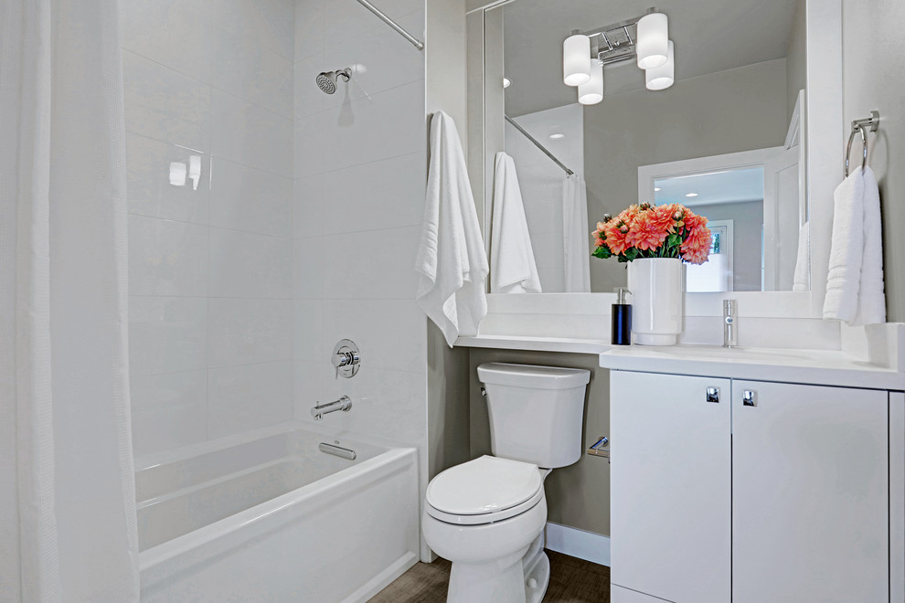 Стильный дизайн: ванная комната в современном стиле с белыми фасадами, накладной ванной, душем над ванной, белой плиткой, полом из керамогранита, врезной раковиной, столешницей из искусственного камня, шторкой для ванной и белой столешницей - последний тренд