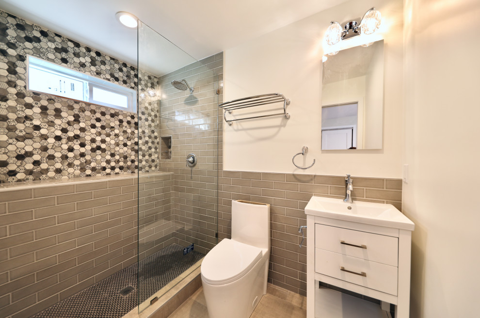 Foto de cuarto de baño clásico renovado pequeño con armarios con paneles lisos, puertas de armario blancas, baldosas y/o azulejos grises, paredes blancas, aseo y ducha, suelo beige y encimeras blancas