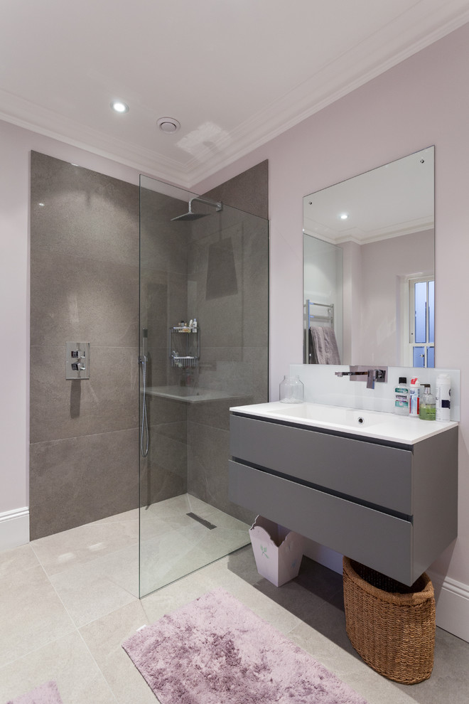Foto de cuarto de baño actual con lavabo integrado, armarios con paneles lisos, puertas de armario grises, ducha abierta, baldosas y/o azulejos grises, paredes púrpuras y ducha abierta