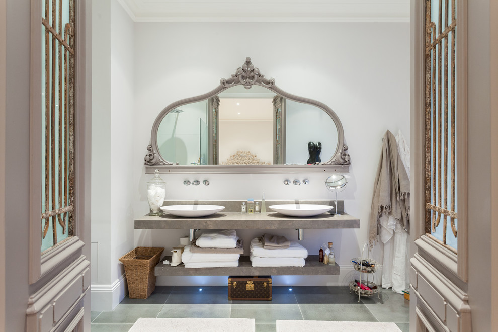 На фото: ванная комната в стиле неоклассика (современная классика) с настольной раковиной, открытыми фасадами, серой плиткой и белыми стенами с