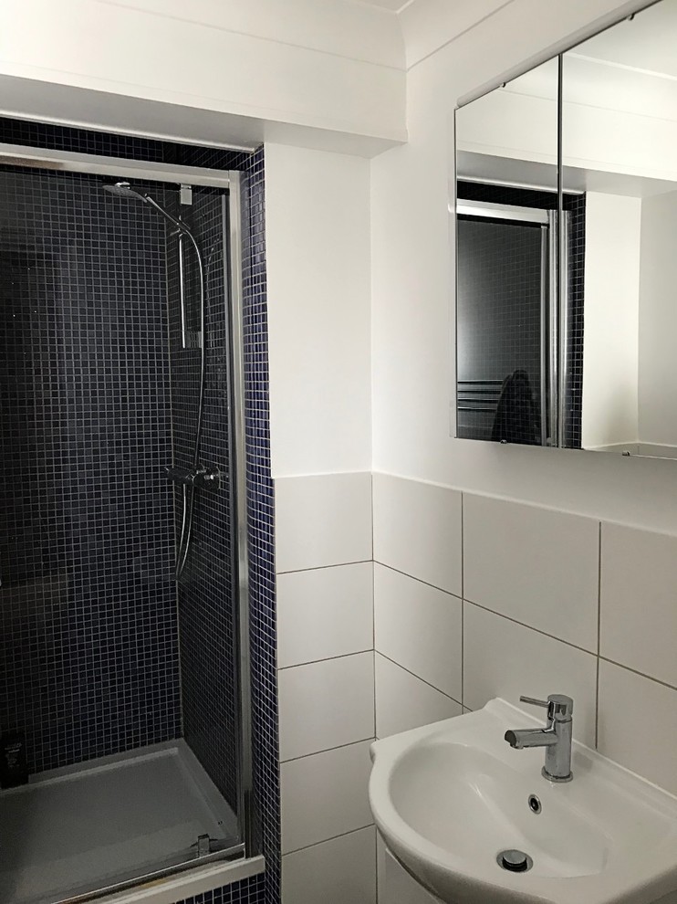 Exempel på ett litet rustikt vit vitt en-suite badrum, med luckor med profilerade fronter, vita skåp, en dusch i en alkov, vit kakel, keramikplattor, vita väggar, laminatgolv, ett väggmonterat handfat, träbänkskiva, brunt golv och dusch med gångjärnsdörr
