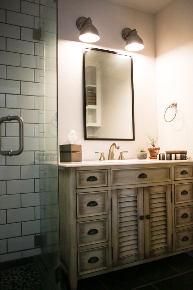Idéer för att renovera ett litet lantligt vit vitt badrum med dusch, med möbel-liknande, skåp i slitet trä, en hörndusch, vit kakel, travertinkakel, vita väggar, skiffergolv, ett undermonterad handfat, marmorbänkskiva, svart golv och dusch med gångjärnsdörr