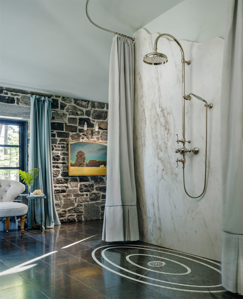 Foto de cuarto de baño de estilo de casa de campo con ducha a ras de suelo, paredes multicolor, suelo marrón, ducha con cortina y piedra