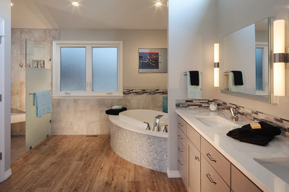 Foto di una grande stanza da bagno padronale design con piastrelle beige, piastrelle in gres porcellanato, vasca ad angolo e pareti beige