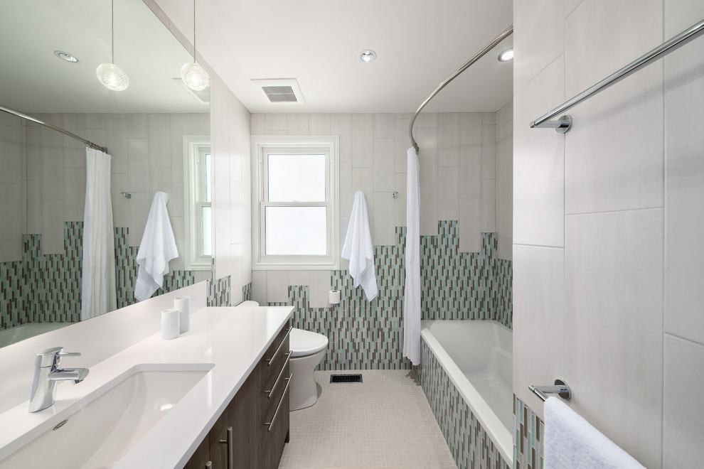 Design ideas for a contemporary bathroom in Ottawa.