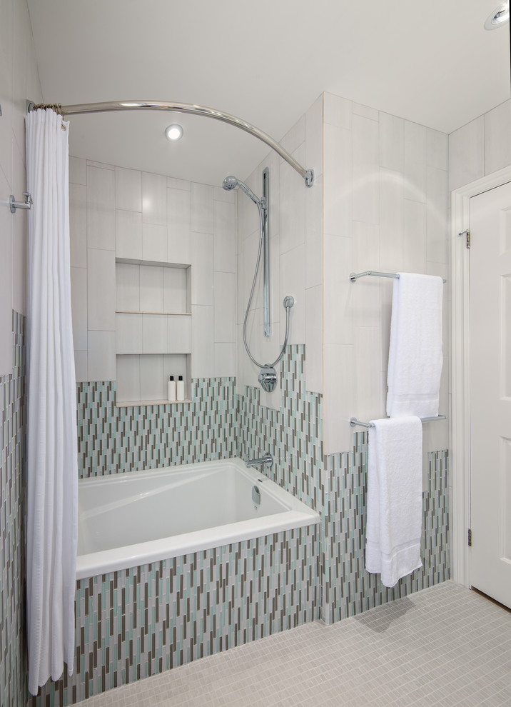 На фото: ванная комната в современном стиле с накладной ванной, душем над ванной, разноцветной плиткой и полом из мозаичной плитки
