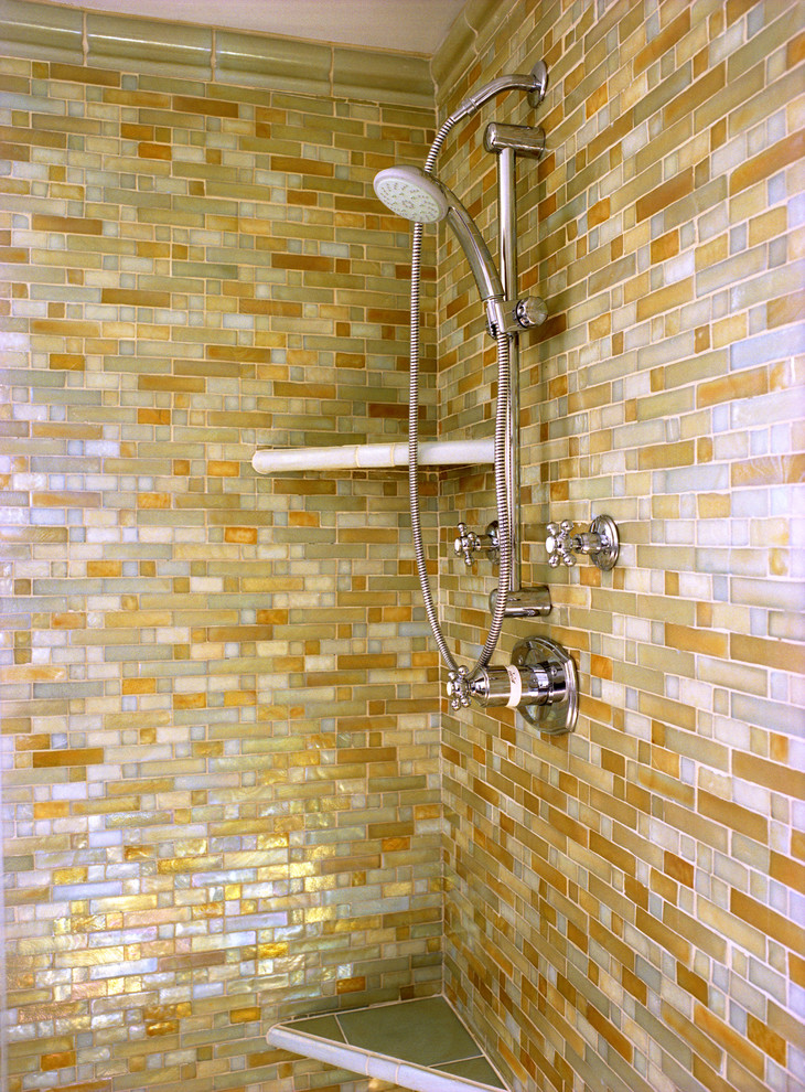 Example of a trendy corner shower design in Los Angeles