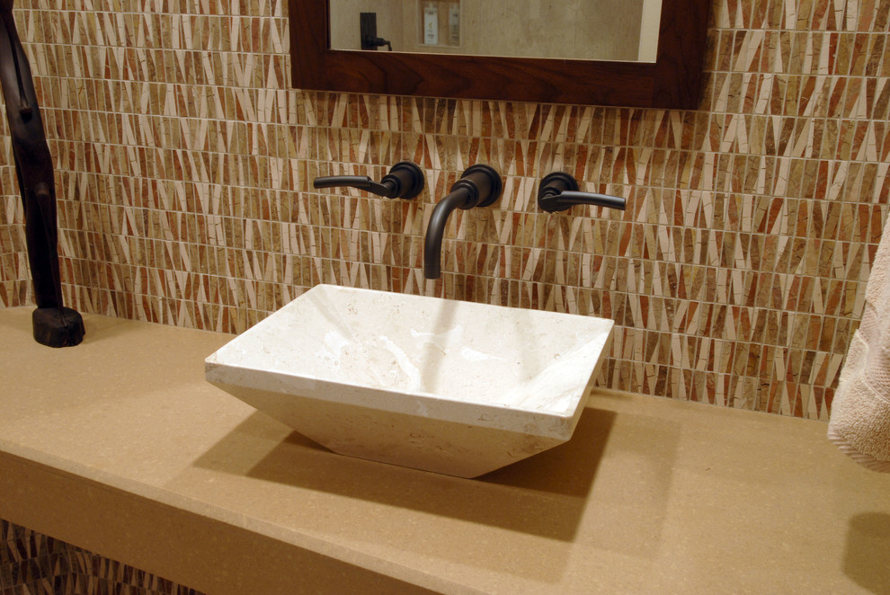 Diseño de cuarto de baño moderno con lavabo sobreencimera, armarios abiertos, encimera de cemento, ducha esquinera, sanitario de dos piezas, baldosas y/o azulejos beige y baldosas y/o azulejos de cerámica