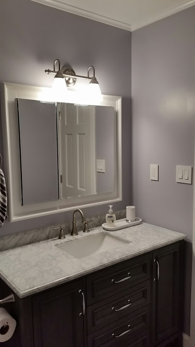 Пример оригинального дизайна: ванная комната в классическом стиле с врезной раковиной, серыми фасадами, мраморной столешницей, душем над ванной, раздельным унитазом, серой плиткой, керамической плиткой, фиолетовыми стенами и полом из керамической плитки
