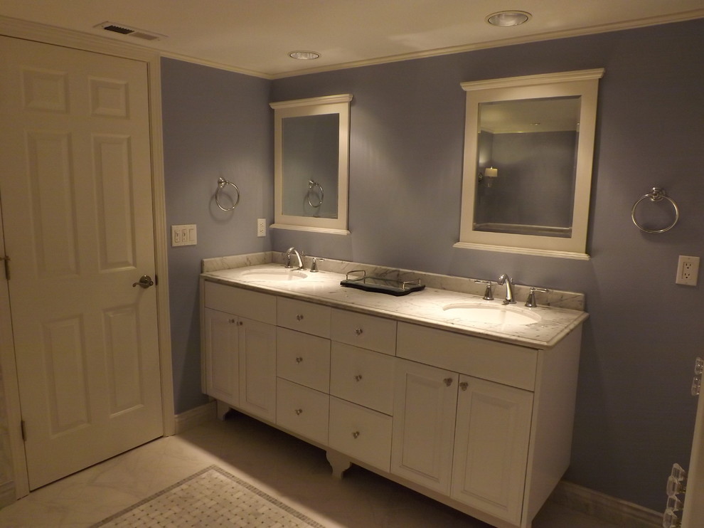 Großes Klassisches Badezimmer En Suite mit profilierten Schrankfronten, weißen Schränken, lila Wandfarbe, Marmorboden, Unterbauwaschbecken und Marmor-Waschbecken/Waschtisch in Seattle