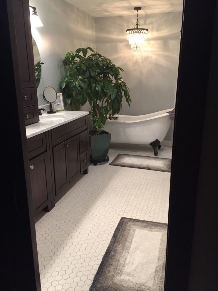 Inspiration för mellanstora maritima en-suite badrum, med möbel-liknande, bruna skåp, ett fristående badkar, grå väggar, klinkergolv i porslin, ett undermonterad handfat, bänkskiva i kvarts och vitt golv