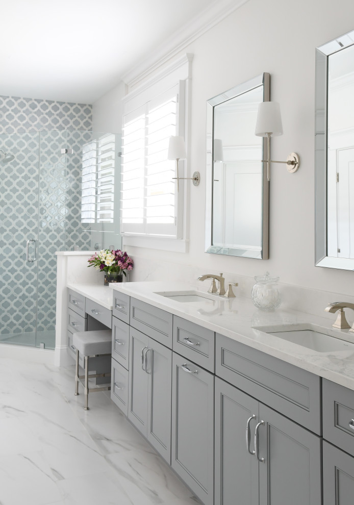 Пример оригинального дизайна: маленькая главная ванная комната в морском стиле с плоскими фасадами, серыми фасадами, угловым душем, разноцветной плиткой, каменной плиткой, белыми стенами, полом из керамической плитки, врезной раковиной, столешницей из искусственного камня, белым полом, душем с распашными дверями, белой столешницей, сиденьем для душа, тумбой под две раковины и встроенной тумбой для на участке и в саду