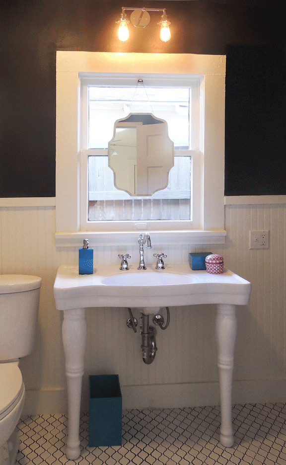 На фото: маленькая ванная комната в классическом стиле с ванной на ножках, душем над ванной, раздельным унитазом, белой плиткой, керамической плиткой, черными стенами, полом из керамической плитки, душевой кабиной и раковиной с пьедесталом для на участке и в саду