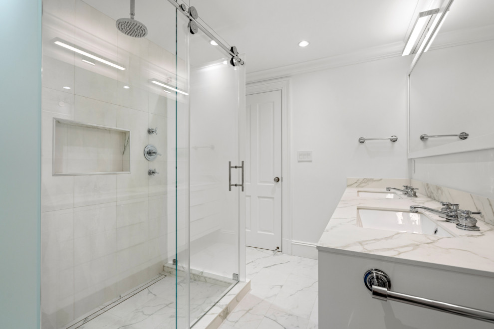 Imagen de cuarto de baño contemporáneo con paredes blancas, suelo de mármol, encimera de mármol, suelo blanco y ducha con puerta corredera