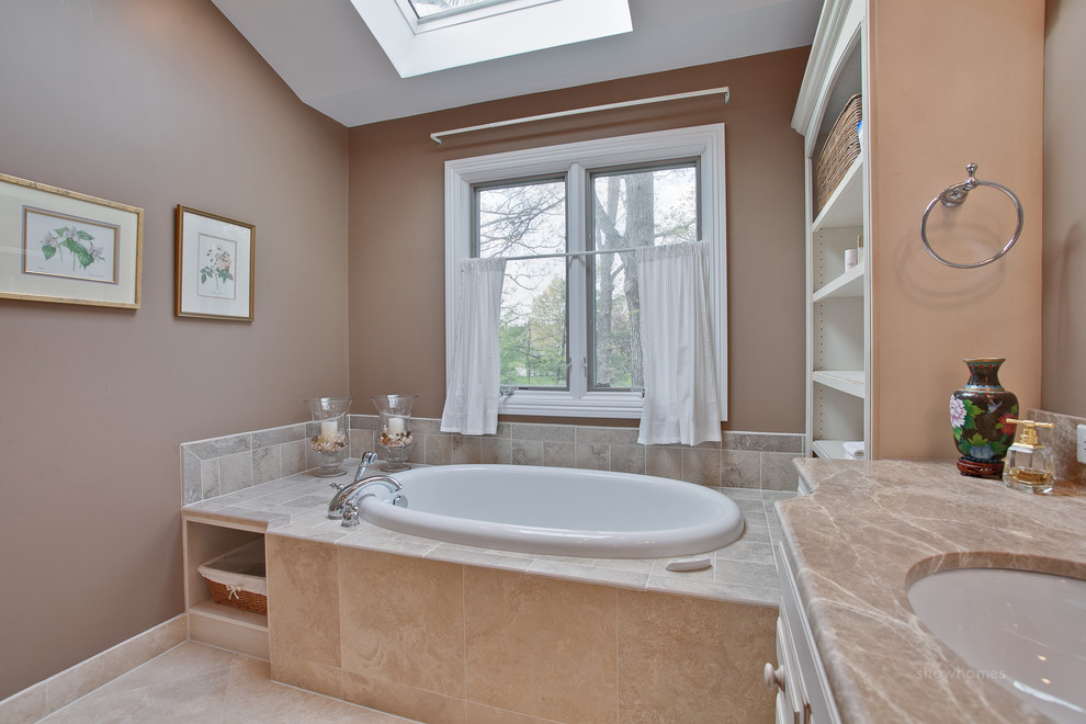 Design ideas for a large classic ensuite bathroom in Chicago.