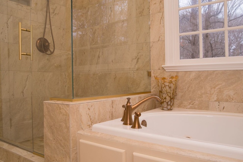 Ispirazione per una grande stanza da bagno padronale minimal con vasca da incasso, doccia a filo pavimento, piastrelle beige, piastrelle in pietra, pareti beige e pavimento in gres porcellanato