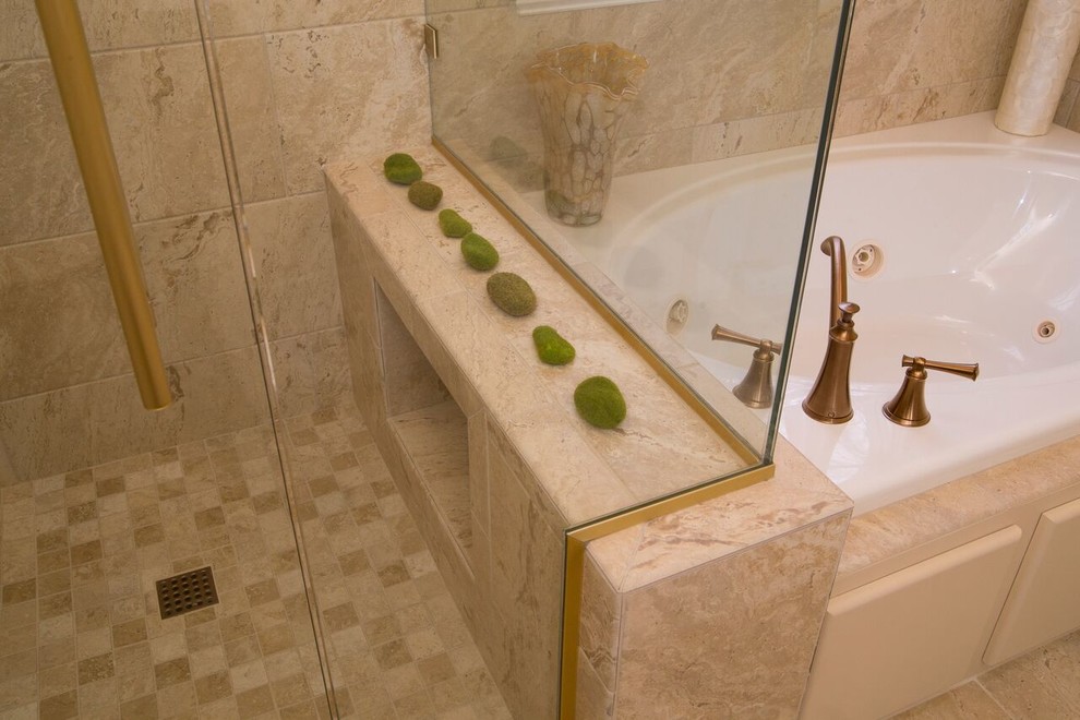 Пример оригинального дизайна: главная ванная комната среднего размера в современном стиле с накладной ванной, душем без бортиков, бежевой плиткой, каменной плиткой, бежевыми стенами и полом из керамогранита