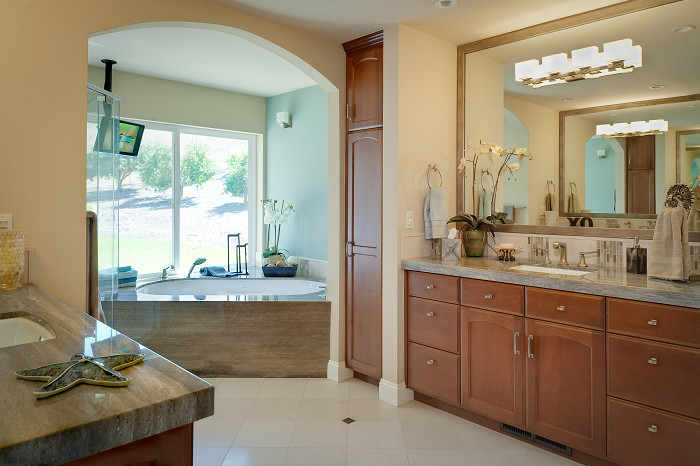 Inspiration för stora moderna beige en-suite badrum, med skåp i mellenmörkt trä, ett badkar i en alkov, vit kakel, beige väggar, ett undermonterad handfat, granitbänkskiva och beiget golv