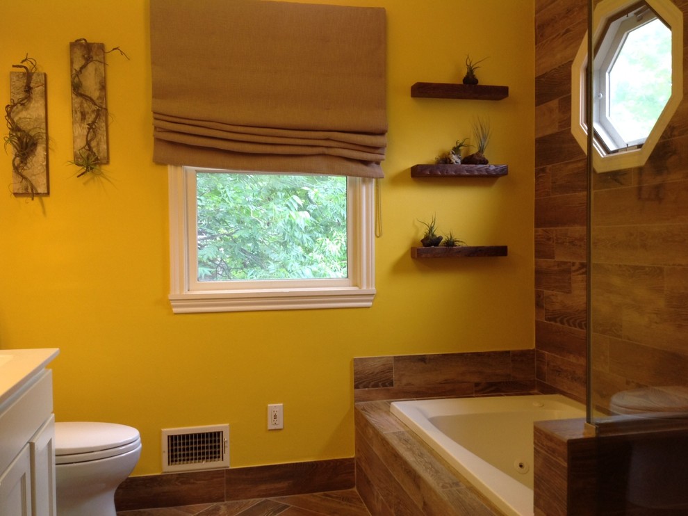 На фото: маленькая главная ванная комната в стиле рустика с душем без бортиков, коричневой плиткой и желтыми стенами для на участке и в саду с