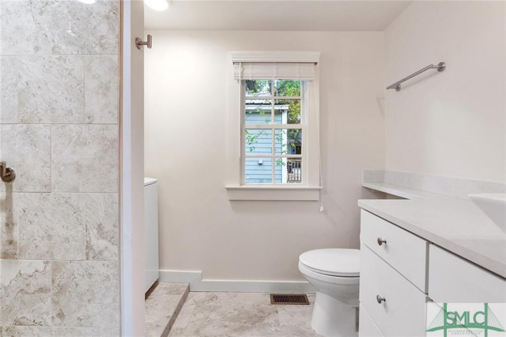 Идея дизайна: маленькая главная ванная комната в морском стиле с плоскими фасадами, белыми фасадами, душем в нише, раздельным унитазом, разноцветной плиткой, керамогранитной плиткой, разноцветными стенами, полом из керамогранита, настольной раковиной, столешницей из кварцита, разноцветным полом, шторкой для ванной и бежевой столешницей для на участке и в саду