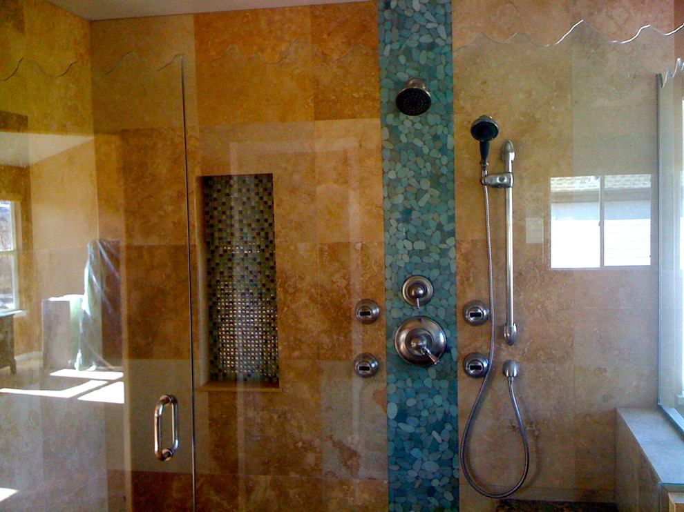 Ispirazione per una stanza da bagno minimal con piastrelle beige e piastrelle in pietra