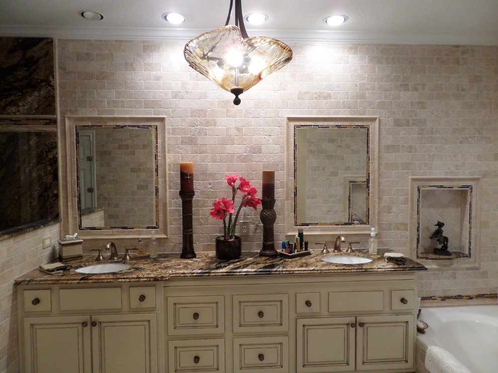 Bild på ett mellanstort medelhavsstil en-suite badrum, med luckor med upphöjd panel, vita skåp, en hörndusch, beige kakel, stenkakel, klinkergolv i keramik, ett undermonterad handfat, bänkskiva i täljsten, ett hörnbadkar, dusch med gångjärnsdörr, beige väggar och beiget golv