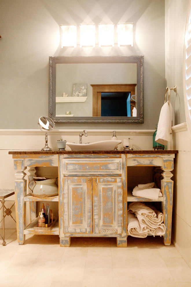 Inspiration för ett mellanstort vintage badrum med dusch, med möbel-liknande, skåp i slitet trä, en toalettstol med separat cisternkåpa, grå väggar, klinkergolv i porslin, ett fristående handfat och granitbänkskiva