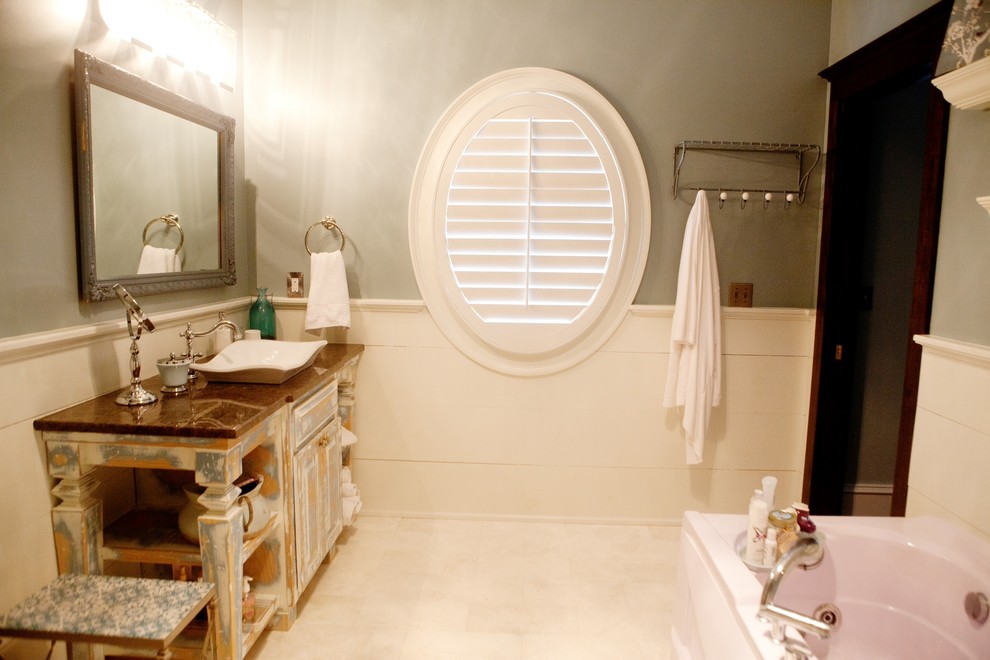 На фото: ванная комната среднего размера в стиле неоклассика (современная классика) с фасадами островного типа, искусственно-состаренными фасадами, угловой ванной, раздельным унитазом, серыми стенами, полом из керамогранита, душевой кабиной и настольной раковиной