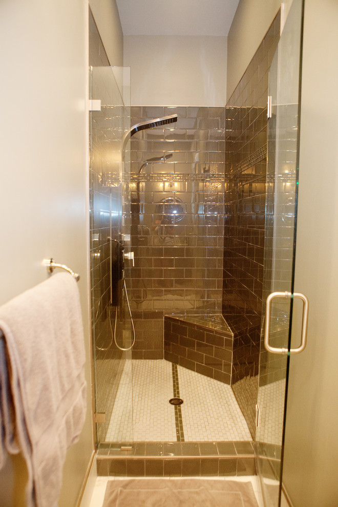 Idee per una stanza da bagno tradizionale di medie dimensioni con WC a due pezzi, pavimento in gres porcellanato, doccia alcova e pareti beige