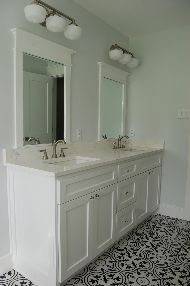 ヒューストンにある低価格の中くらいなカントリー風のおしゃれなバスルーム (浴槽なし) (シェーカースタイル扉のキャビネット、白いキャビネット、置き型浴槽、白いタイル、サブウェイタイル、グレーの壁、セメントタイルの床、アンダーカウンター洗面器、人工大理石カウンター、白い床、白い洗面カウンター) の写真