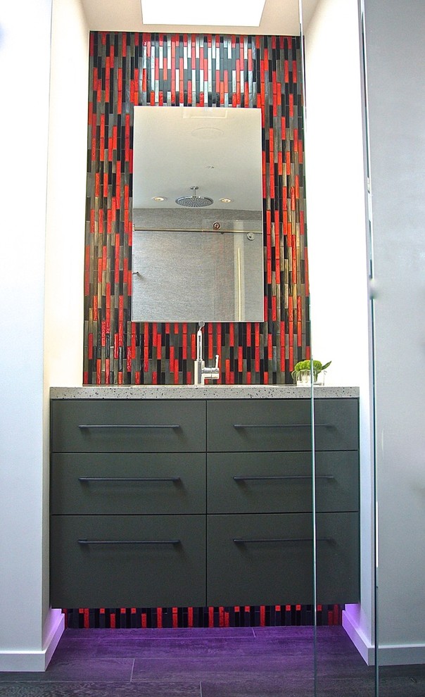 Idéer för funkis badrum, med släta luckor, grå skåp, bänkskiva i kvarts, röd kakel och glaskakel