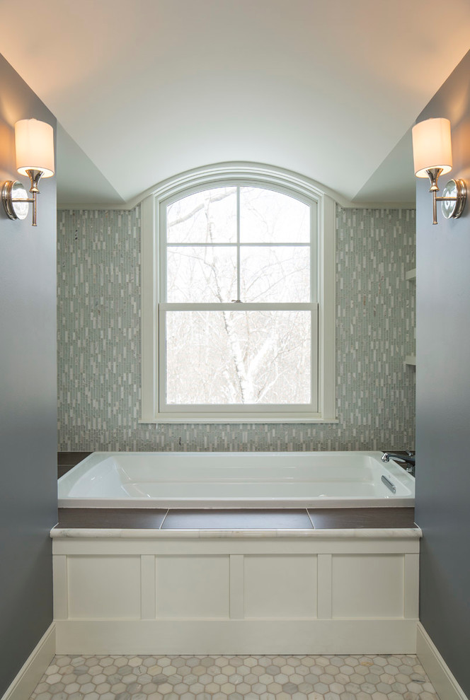 Ispirazione per una grande stanza da bagno padronale classica con ante in stile shaker, ante bianche, vasca da incasso, pareti grigie, pavimento in marmo e top in granito
