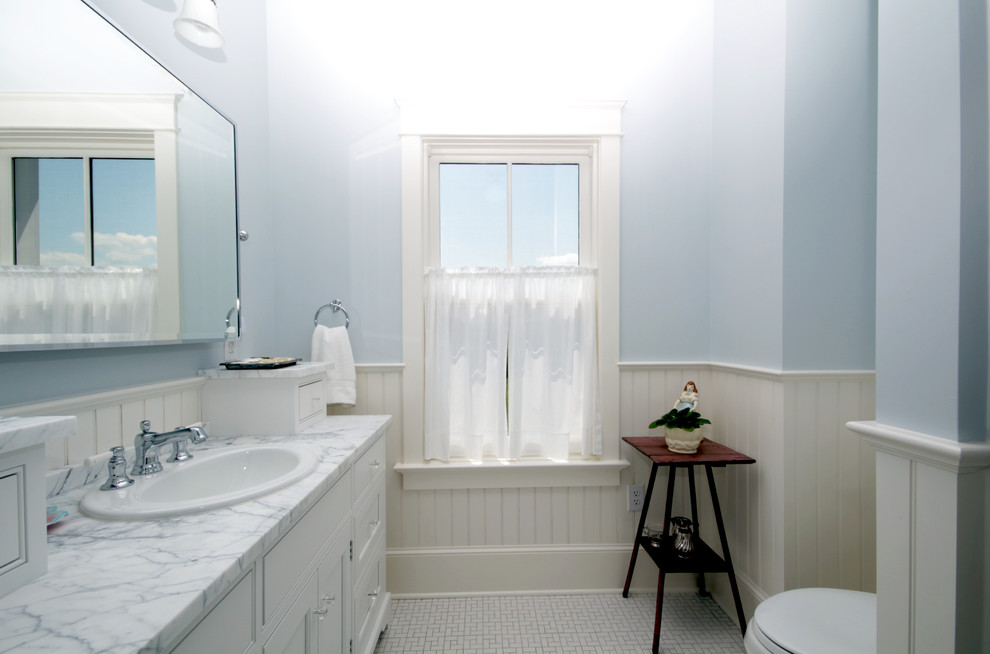 Idee per una stanza da bagno padronale country di medie dimensioni con ante in stile shaker, ante bianche, top in superficie solida, piastrelle bianche, piastrelle a mosaico, pareti blu e pavimento con piastrelle in ceramica
