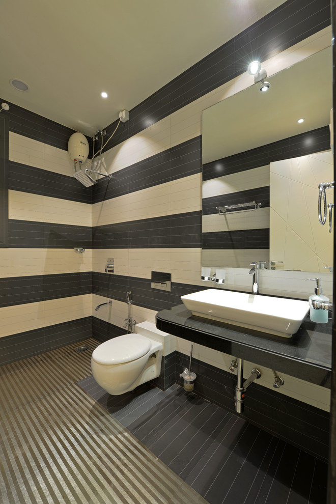 This is an example of a contemporary bathroom in Mumbai.
