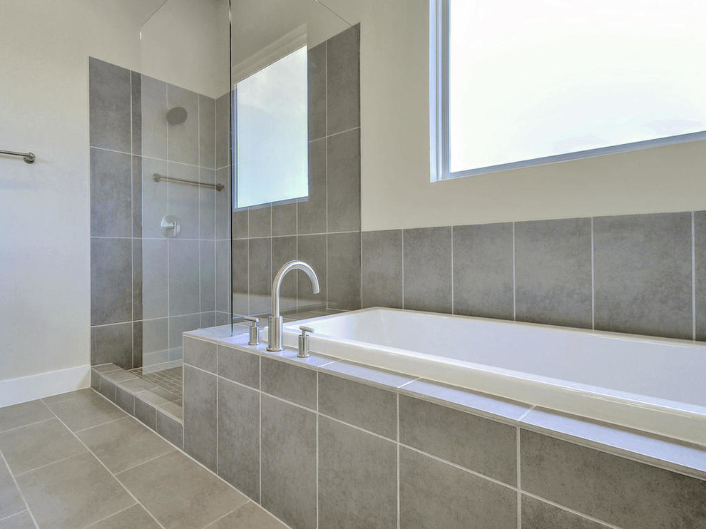 Idee per una stanza da bagno padronale moderna con ante lisce, ante grigie, piastrelle beige e top in quarzo composito