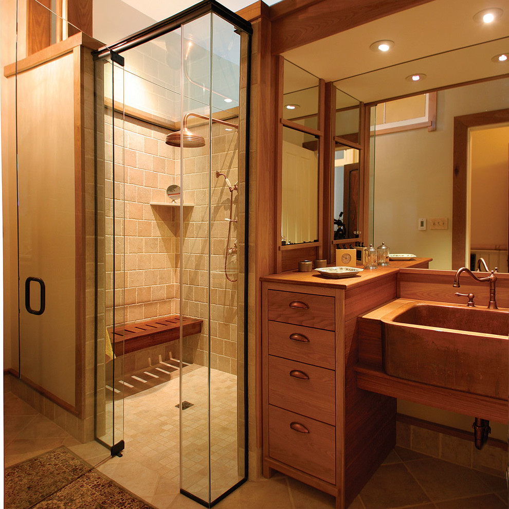 Idee per una stanza da bagno contemporanea con ante in legno scuro, top in legno, doccia a filo pavimento, piastrelle beige, piastrelle in pietra, pareti beige e pavimento in travertino