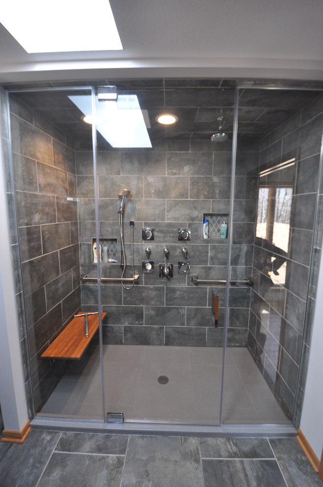 Ispirazione per una stanza da bagno design con lavabo sottopiano, top in quarzo composito, doccia doppia, piastrelle in ceramica e pavimento con piastrelle in ceramica