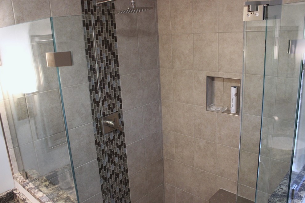 Bild på ett mellanstort vintage en-suite badrum, med luckor med upphöjd panel, skåp i mörkt trä, en dusch i en alkov, en toalettstol med hel cisternkåpa, keramikplattor, klinkergolv i keramik och granitbänkskiva