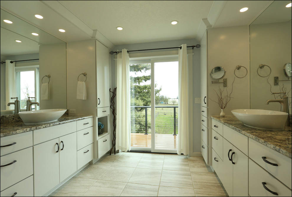 Foto på ett mellanstort vintage beige en-suite badrum, med släta luckor, vita skåp, en kantlös dusch, beige kakel, blå väggar, klinkergolv i keramik, ett fristående handfat, granitbänkskiva, beiget golv och dusch med gångjärnsdörr