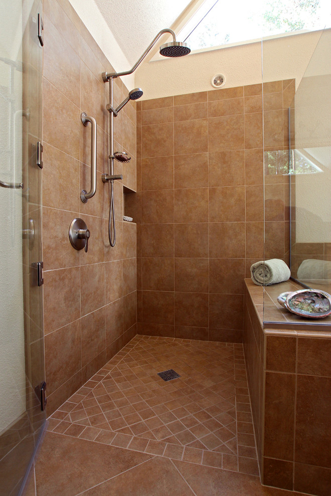 Idee per una stanza da bagno padronale chic con vasca da incasso, doccia ad angolo, piastrelle marroni, piastrelle in ceramica, pareti beige e pavimento con piastrelle in ceramica