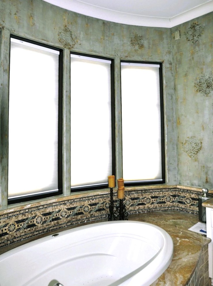 Пример оригинального дизайна: огромная главная ванная комната в стиле фьюжн с фасадами с выступающей филенкой, накладной ванной, раздельным унитазом, бежевой плиткой, каменной плиткой, разноцветными стенами, полом из травертина, врезной раковиной, мраморной столешницей, белыми фасадами и душем в нише