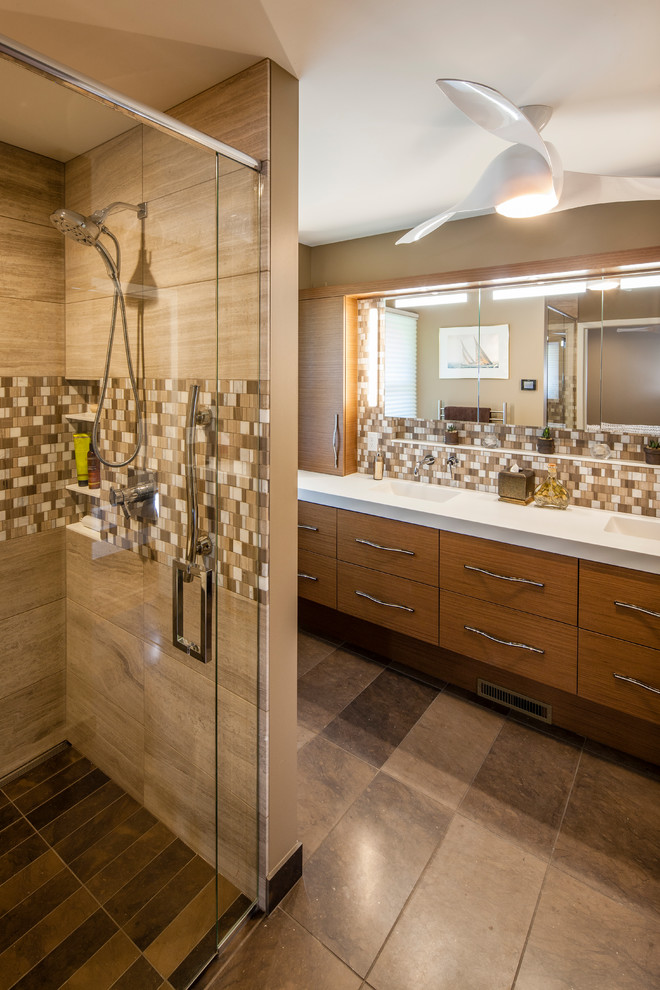Cette photo montre une grande salle de bain tendance avec un carrelage marron, du carrelage en marbre, un mur beige, un sol en marbre, un lavabo intégré, un sol marron, une cabine de douche à porte battante et un plan de toilette blanc.