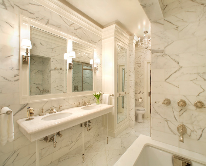 Aménagement d'une grande douche en alcôve principale classique avec une baignoire en alcôve, WC séparés, un carrelage multicolore, un carrelage de pierre, un mur multicolore, un sol en marbre, un lavabo de ferme et un plan de toilette en marbre.